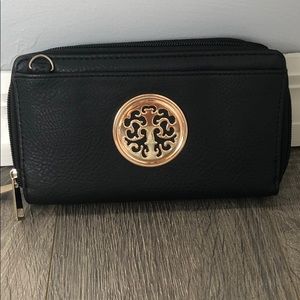 Black women’s wallet w gold accent